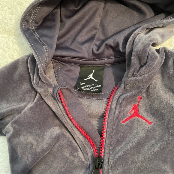 Air Jordan Velour Baby Onesie with hood - Picture 4 of 5